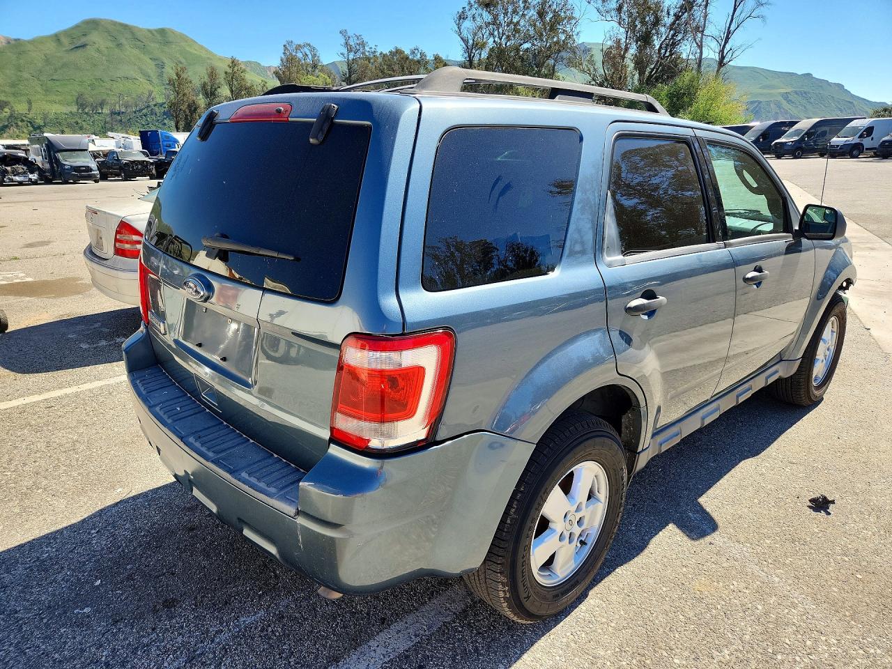 2010 FORD ESCAPE XLT photo 3