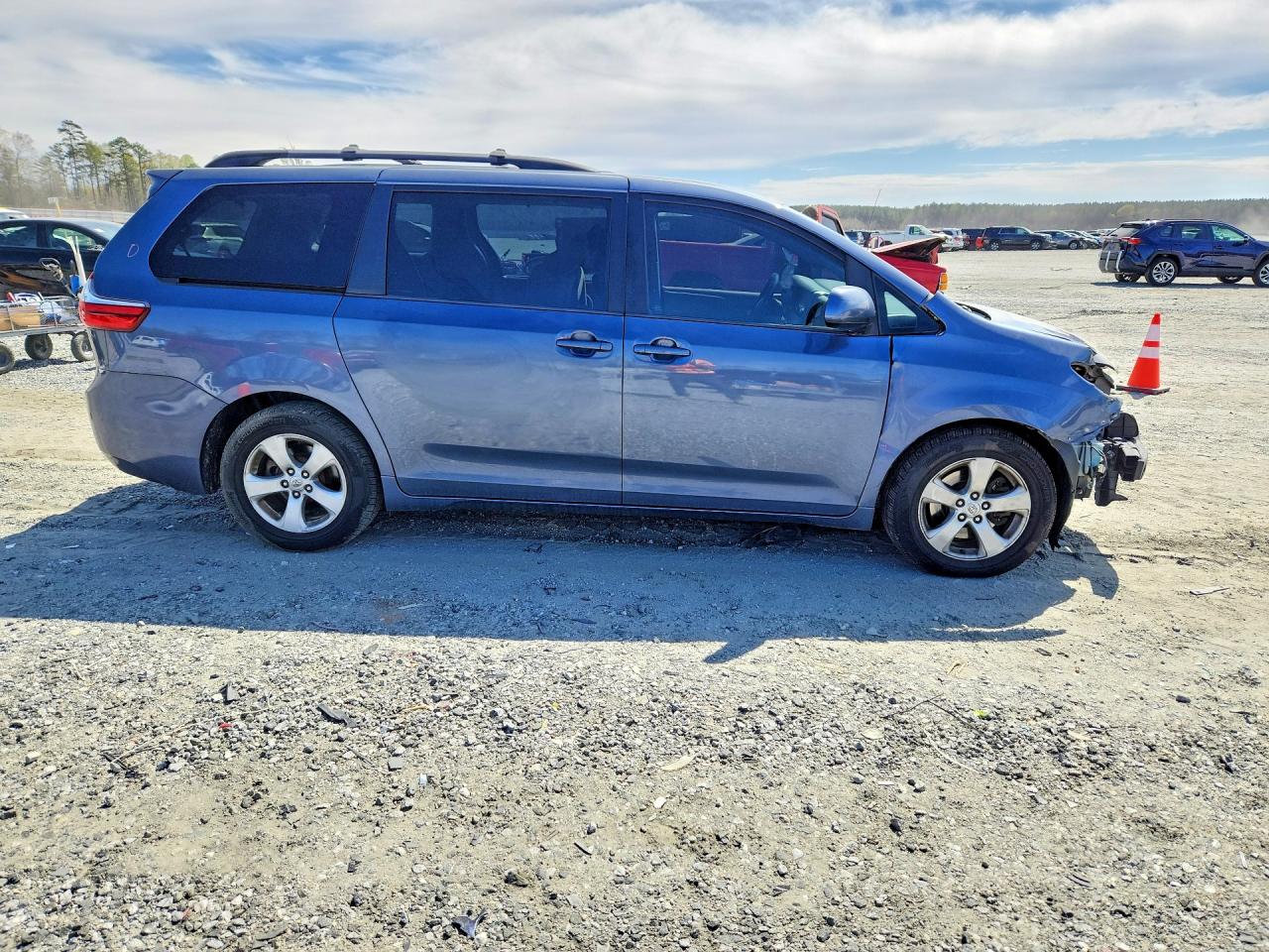 2015 TOYOTA SIENNA LE 8-PASSENGER photo 4