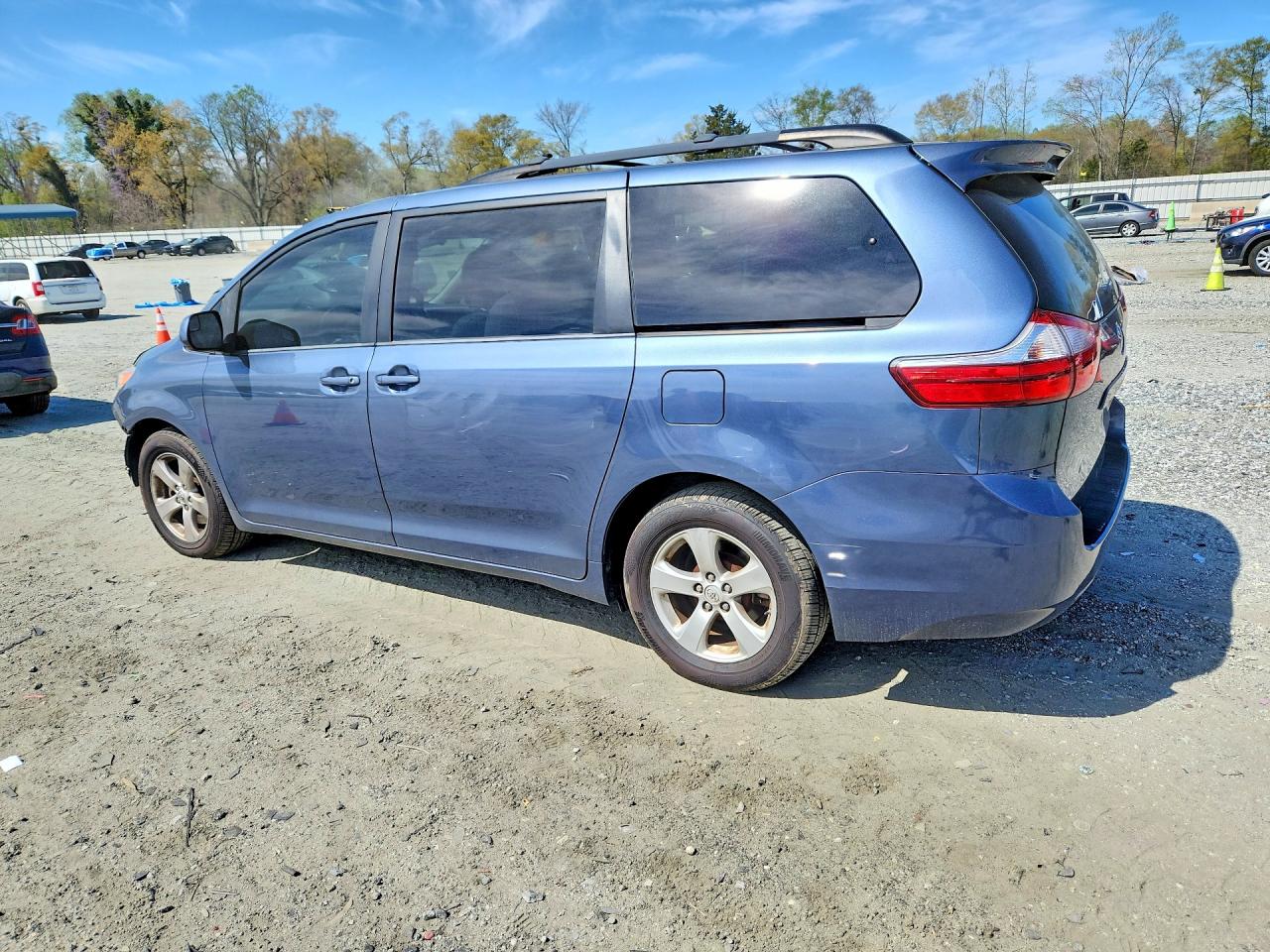 2015 TOYOTA SIENNA LE 8-PASSENGER photo 2