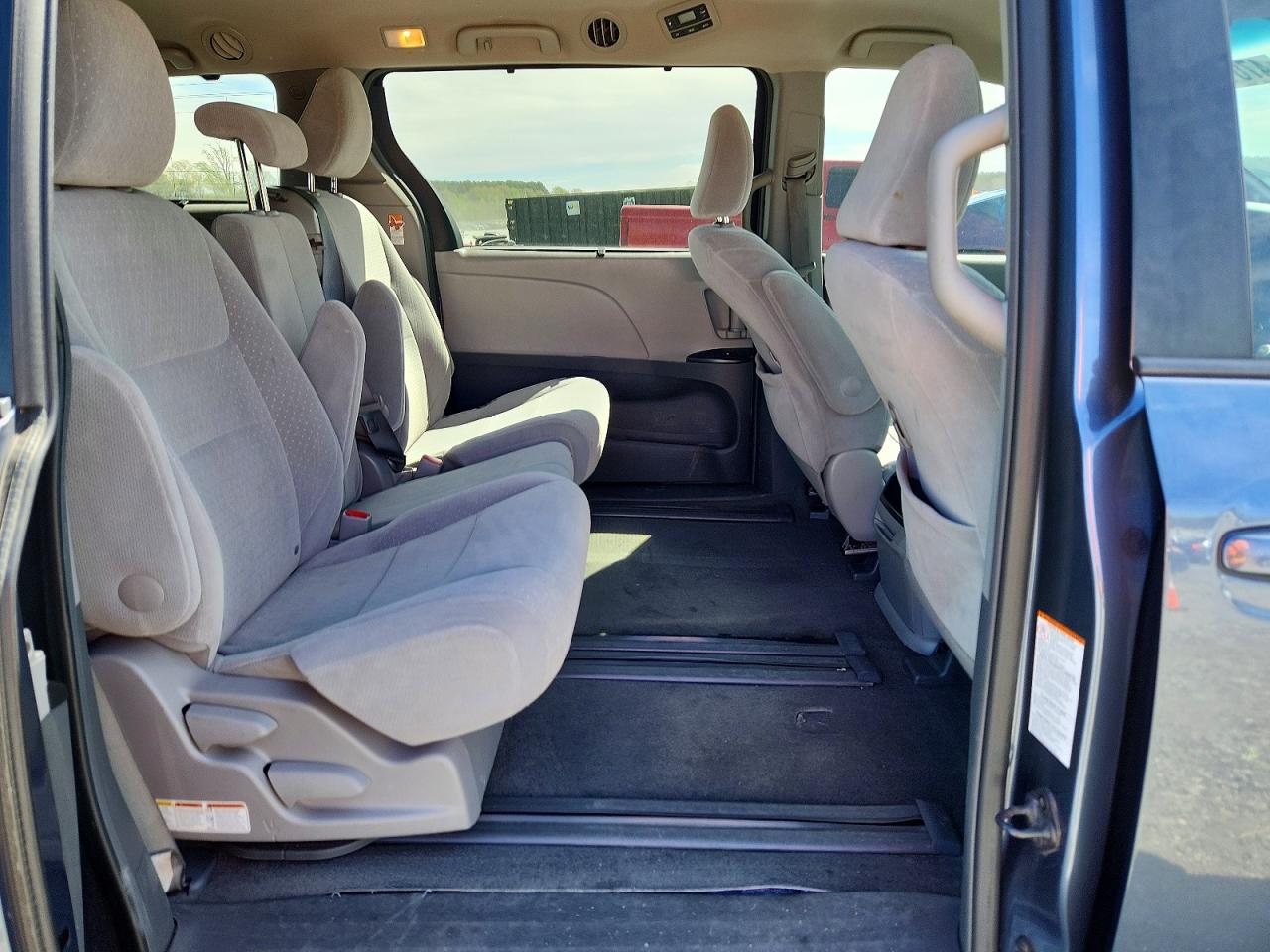 2015 TOYOTA SIENNA LE 8-PASSENGER photo 10