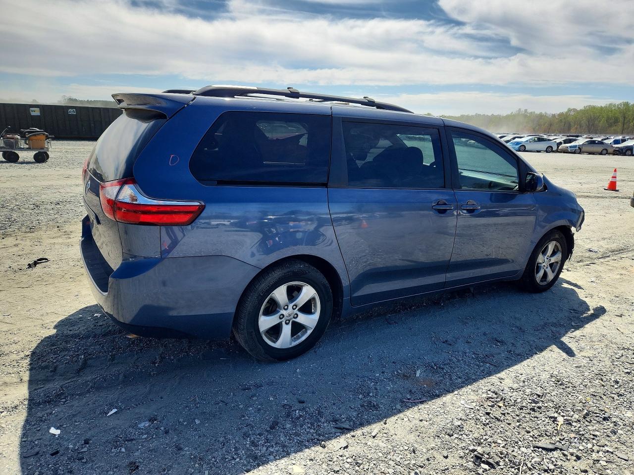 2015 TOYOTA SIENNA LE 8-PASSENGER photo 3