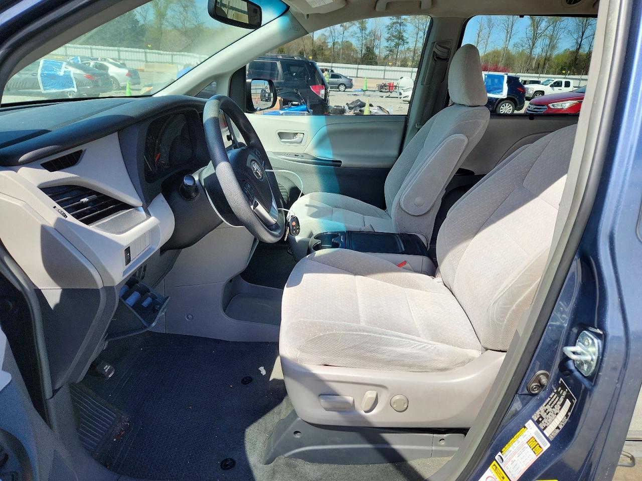 2015 TOYOTA SIENNA LE 8-PASSENGER photo 7