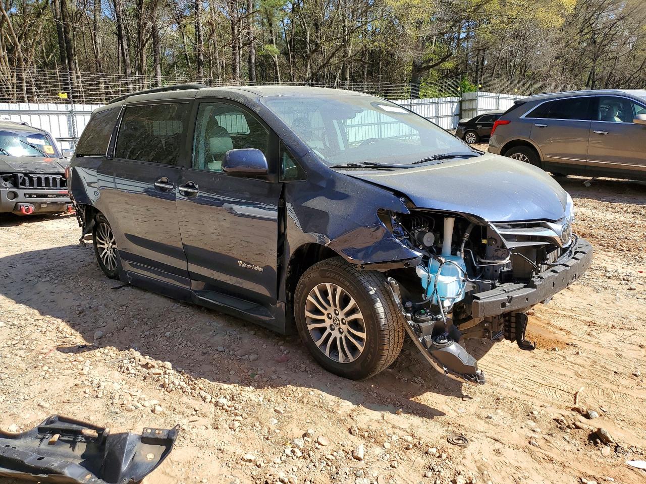 2020 TOYOTA SIENNA XLE 8-PASSENGER photo 10