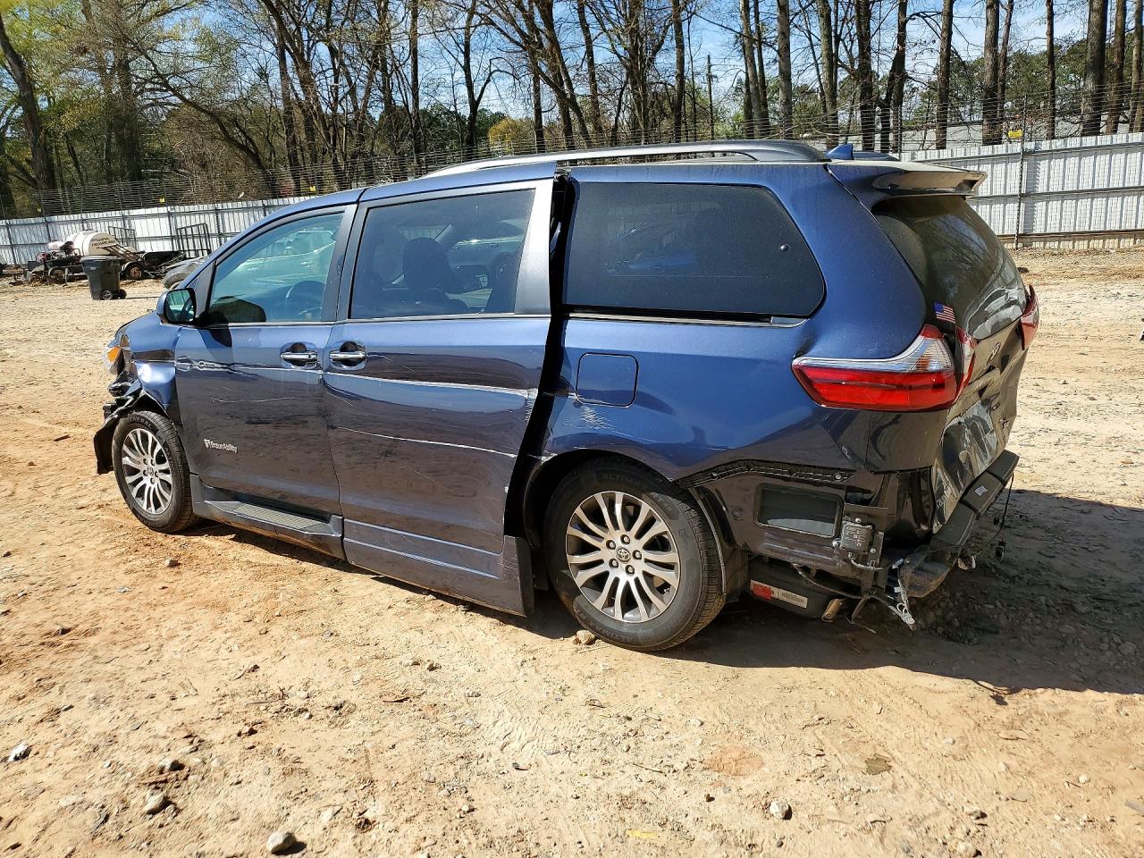 2020 TOYOTA SIENNA XLE 8-PASSENGER photo 4