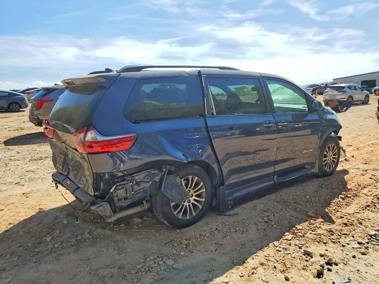 2020 TOYOTA SIENNA XLE 8-PASSENGER photo 7