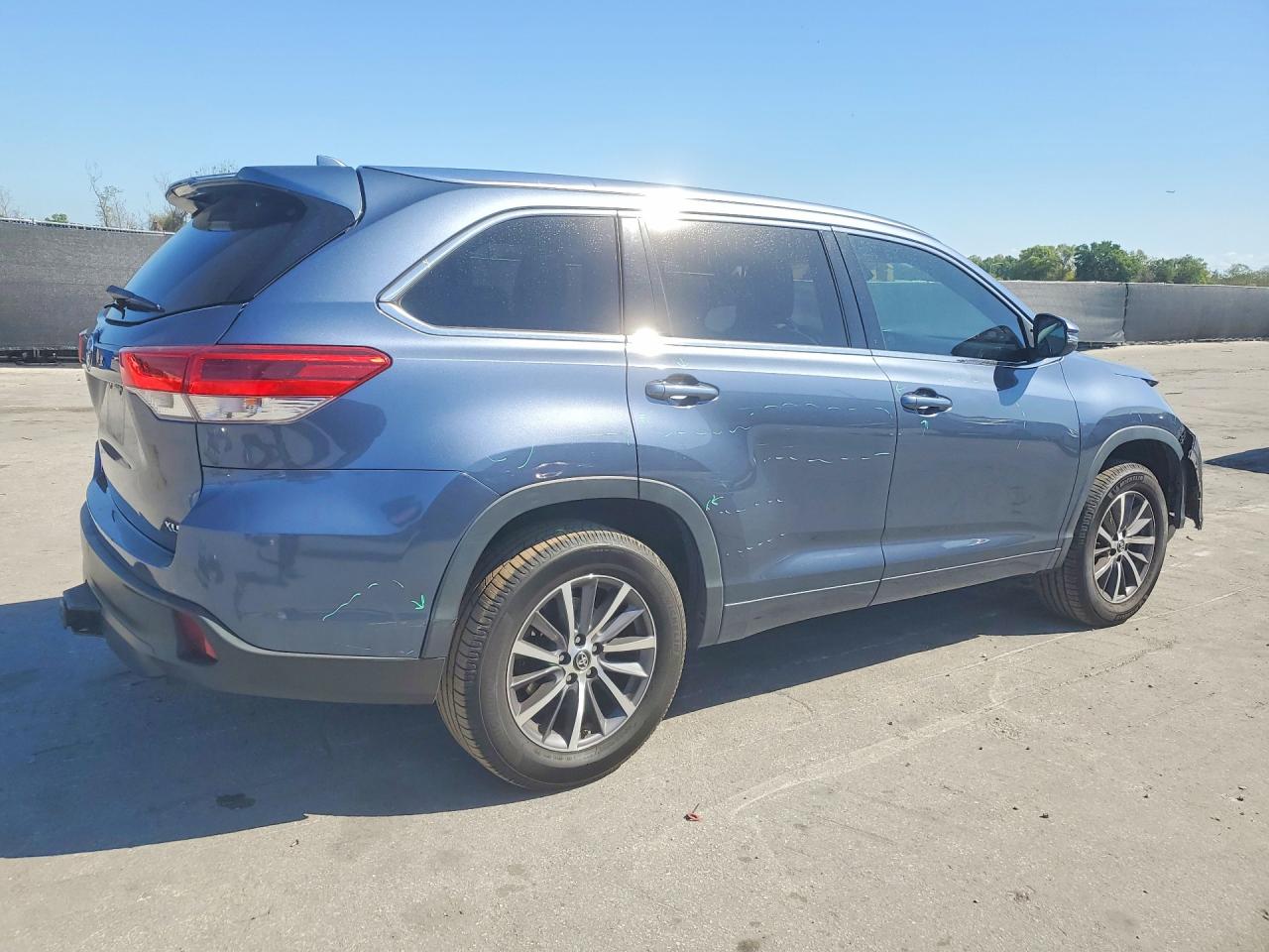 2018 TOYOTA HIGHLANDER XLE photo 5