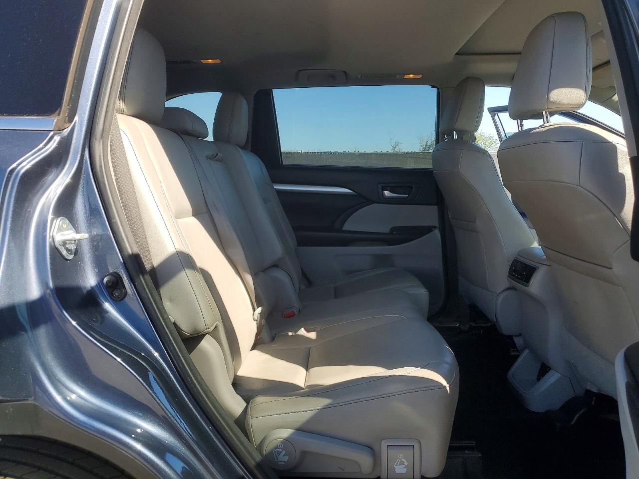 2018 TOYOTA HIGHLANDER XLE photo 21