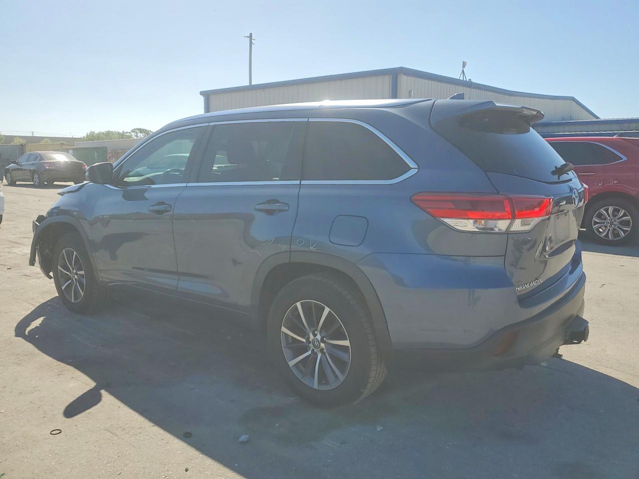 2018 TOYOTA HIGHLANDER XLE photo 3