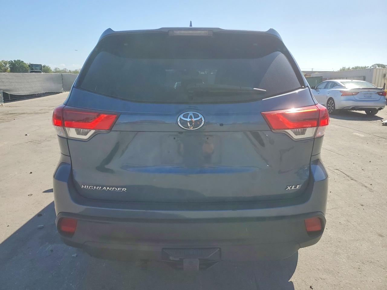 2018 TOYOTA HIGHLANDER XLE photo 11