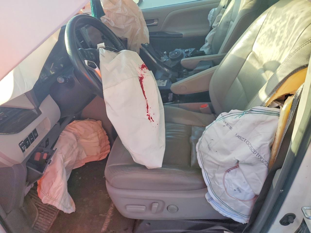 2016 TOYOTA SIENNA XLE 8-PASSENGER photo 13