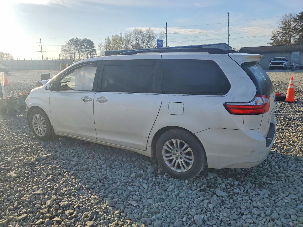 2016 TOYOTA SIENNA XLE 8-PASSENGER photo 3