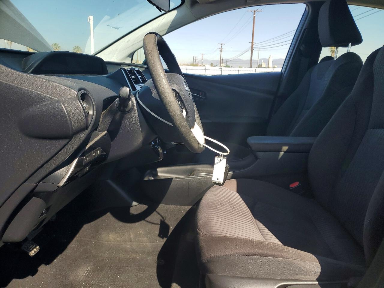 2017 TOYOTA PRIUS TWO photo 7
