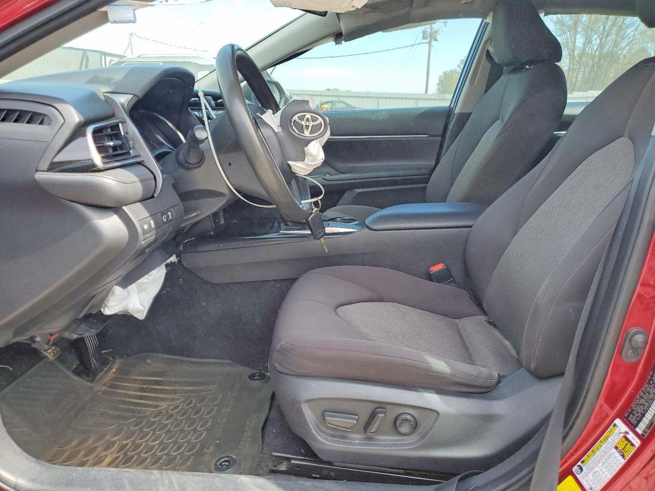 2020 TOYOTA CAMRY LE photo 13