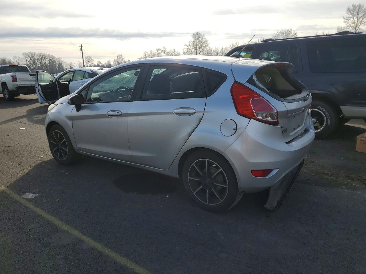 2015 FORD FIESTA SE photo 2