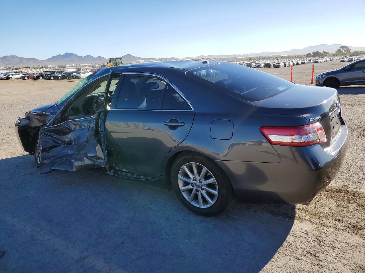 2011 TOYOTA CAMRY XLE V6 photo 3