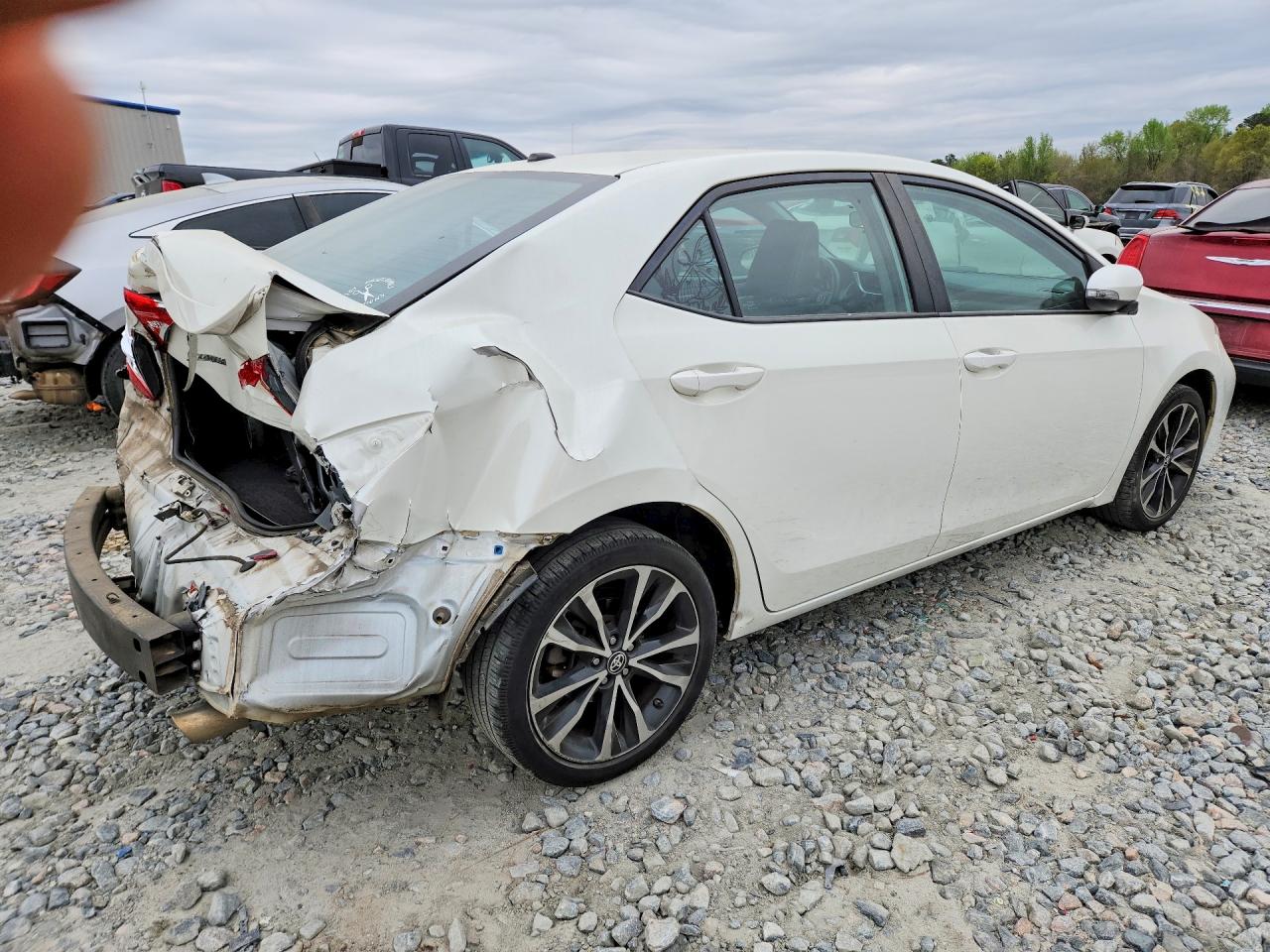 2017 TOYOTA COROLLA SE photo 3