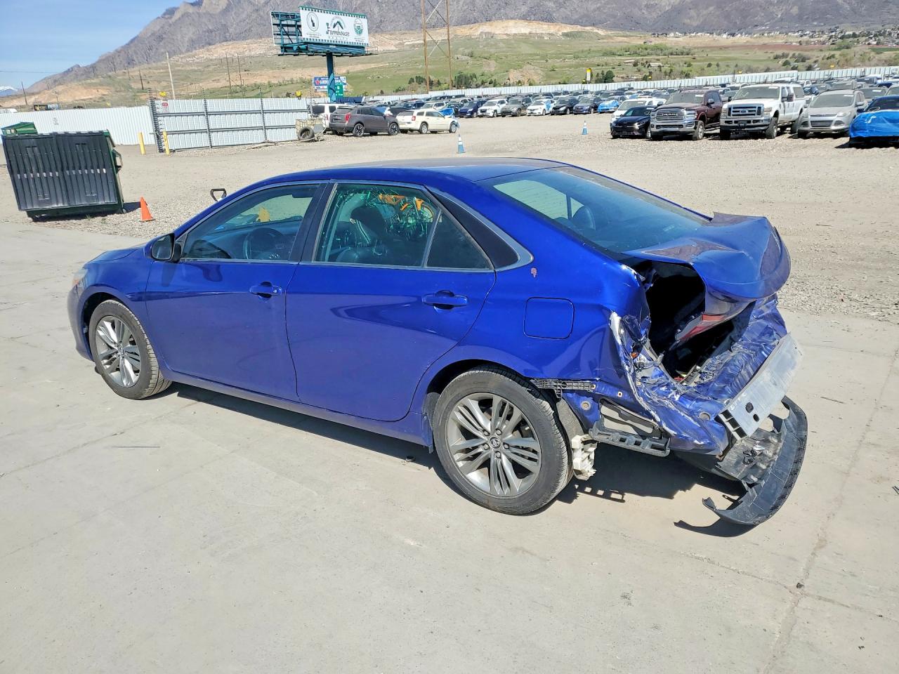 2016 TOYOTA CAMRY SE photo 4