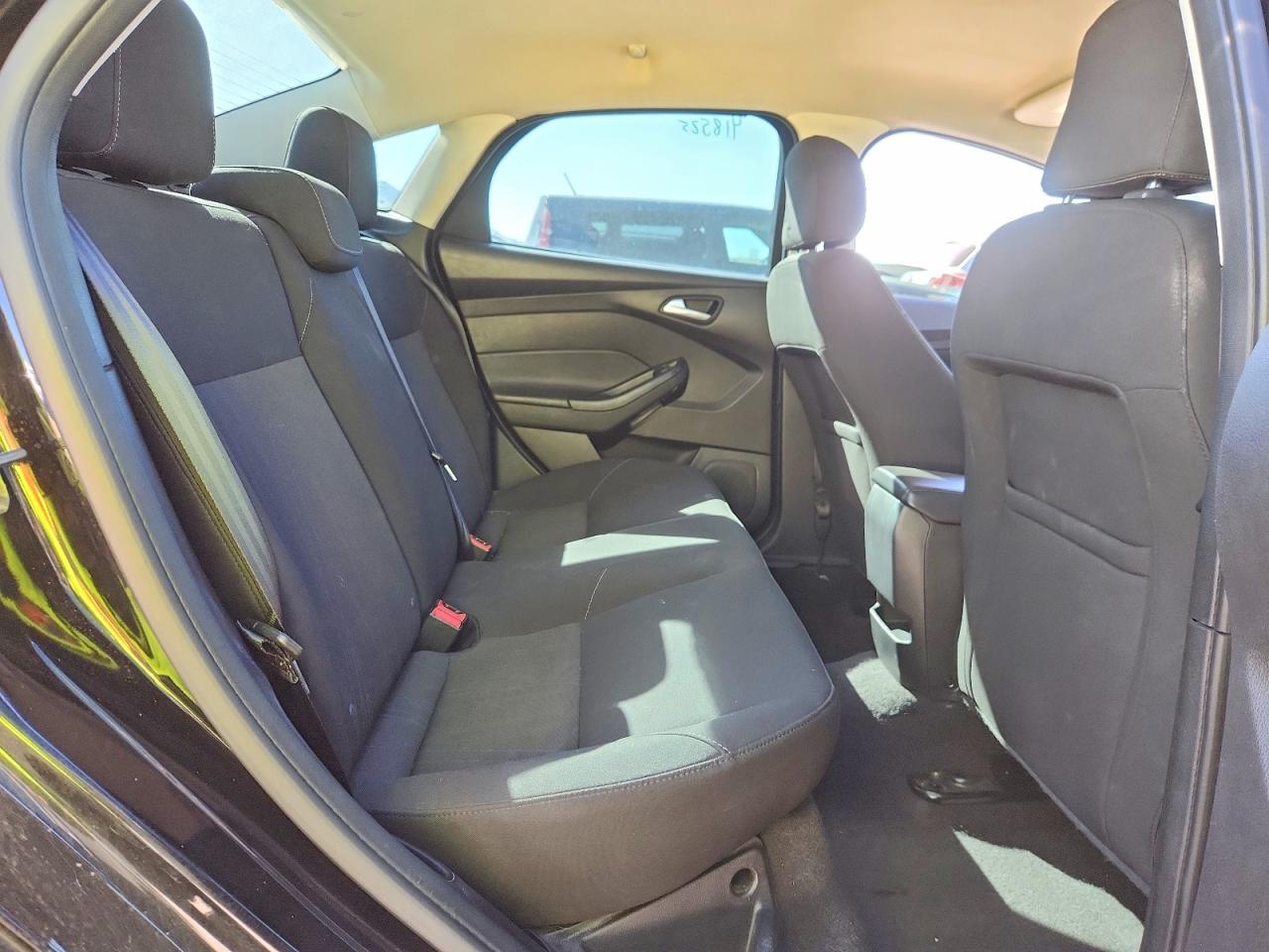 2015 FORD FOCUS SE photo 19