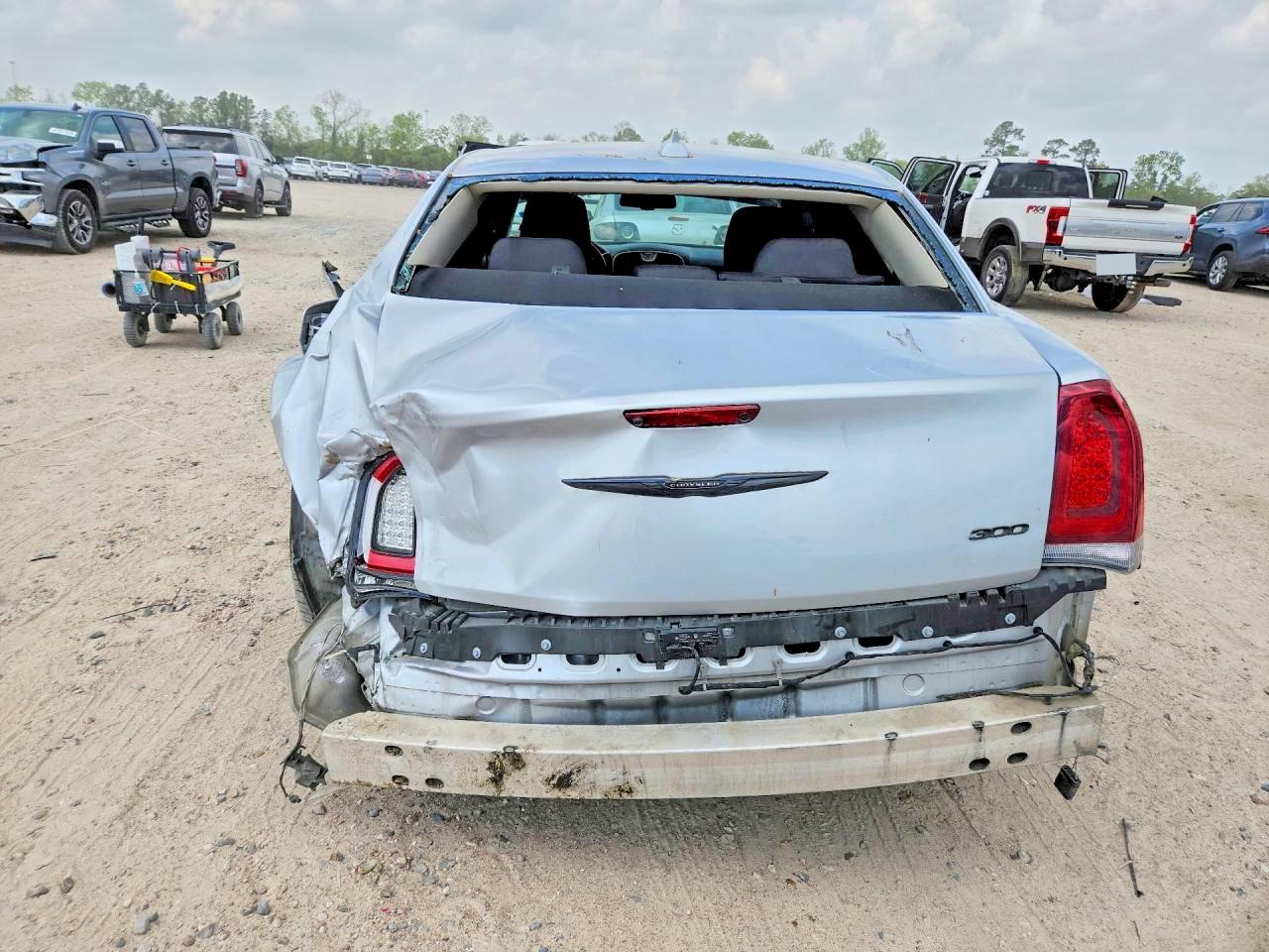 2022 CHRYSLER 300 TOURING photo 11