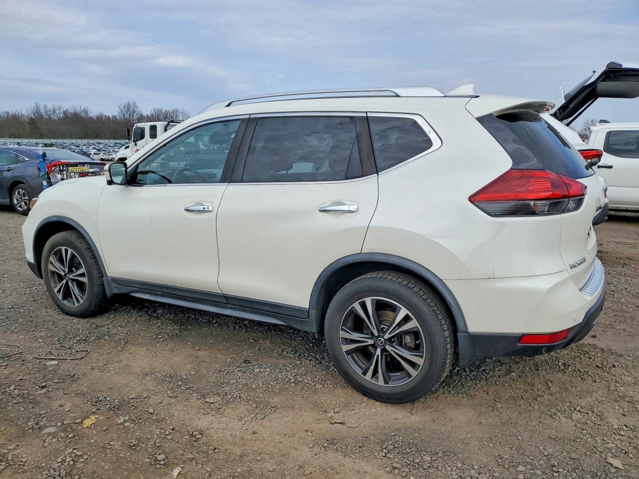 2019 NISSAN ROGUE SV photo 3