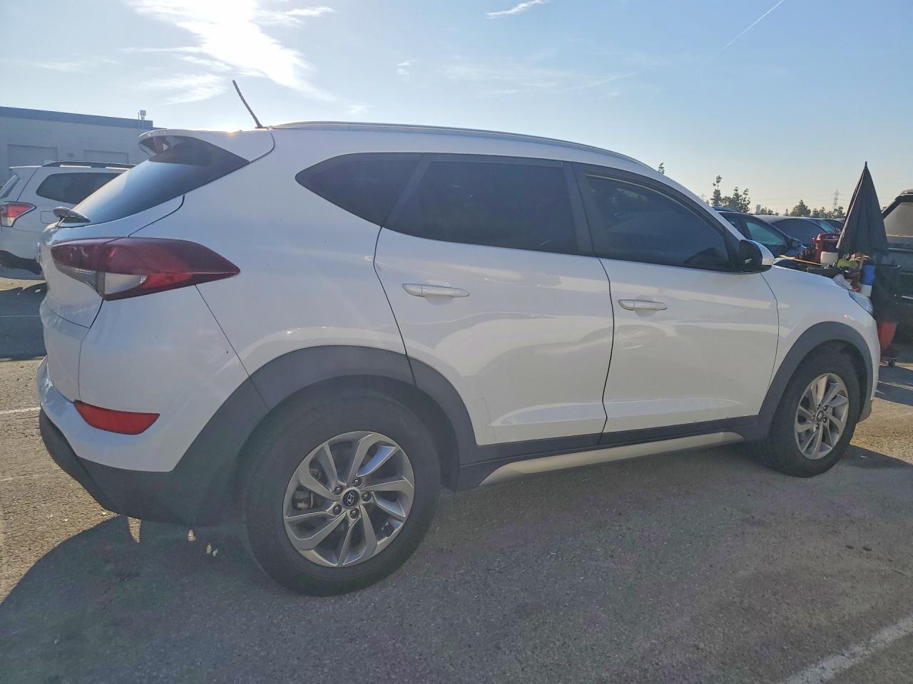 2017 HYUNDAI TUCSON SE photo 5