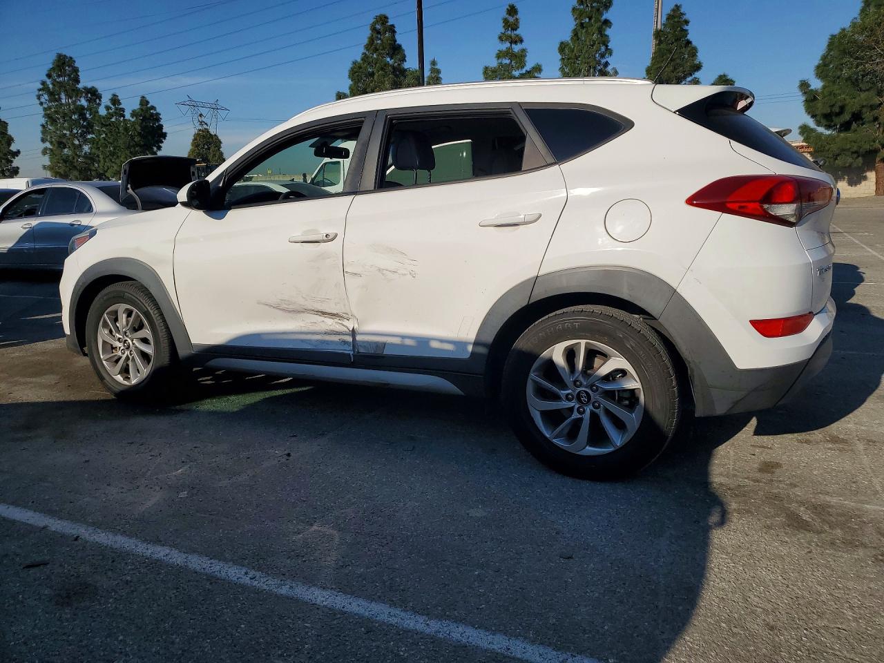 2017 HYUNDAI TUCSON SE photo 3