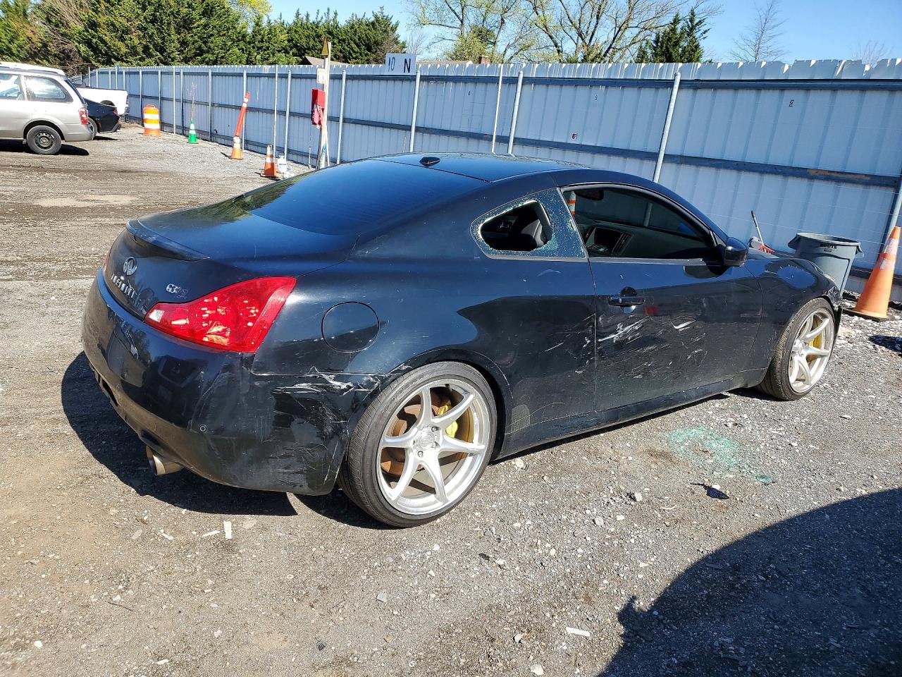 2010 INFINITI G37 photo 5