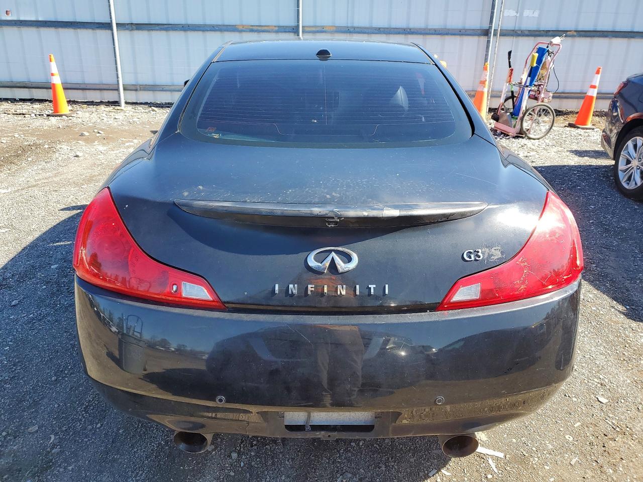 2010 INFINITI G37 photo 11