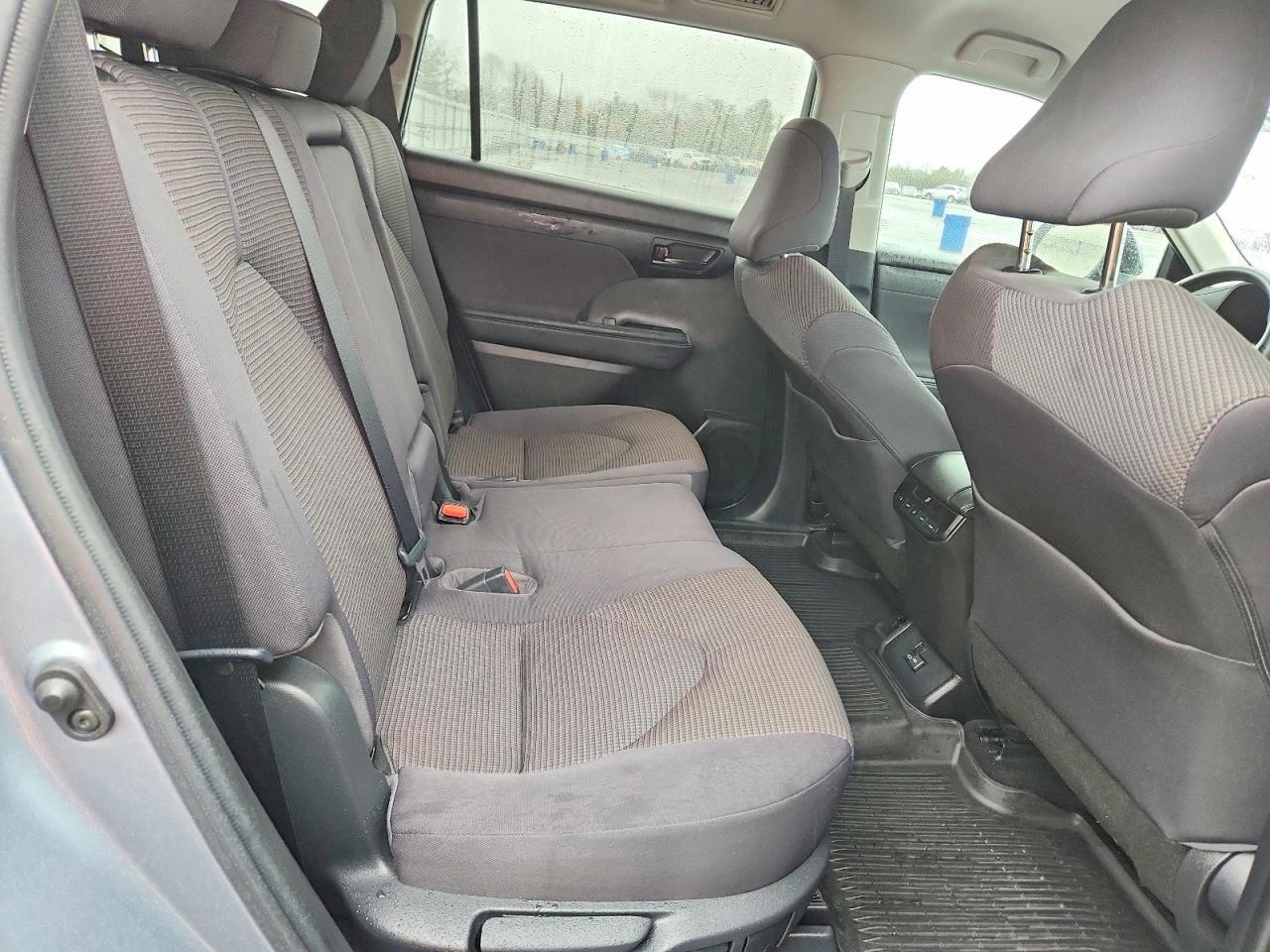 2022 TOYOTA HIGHLANDER LE photo 31