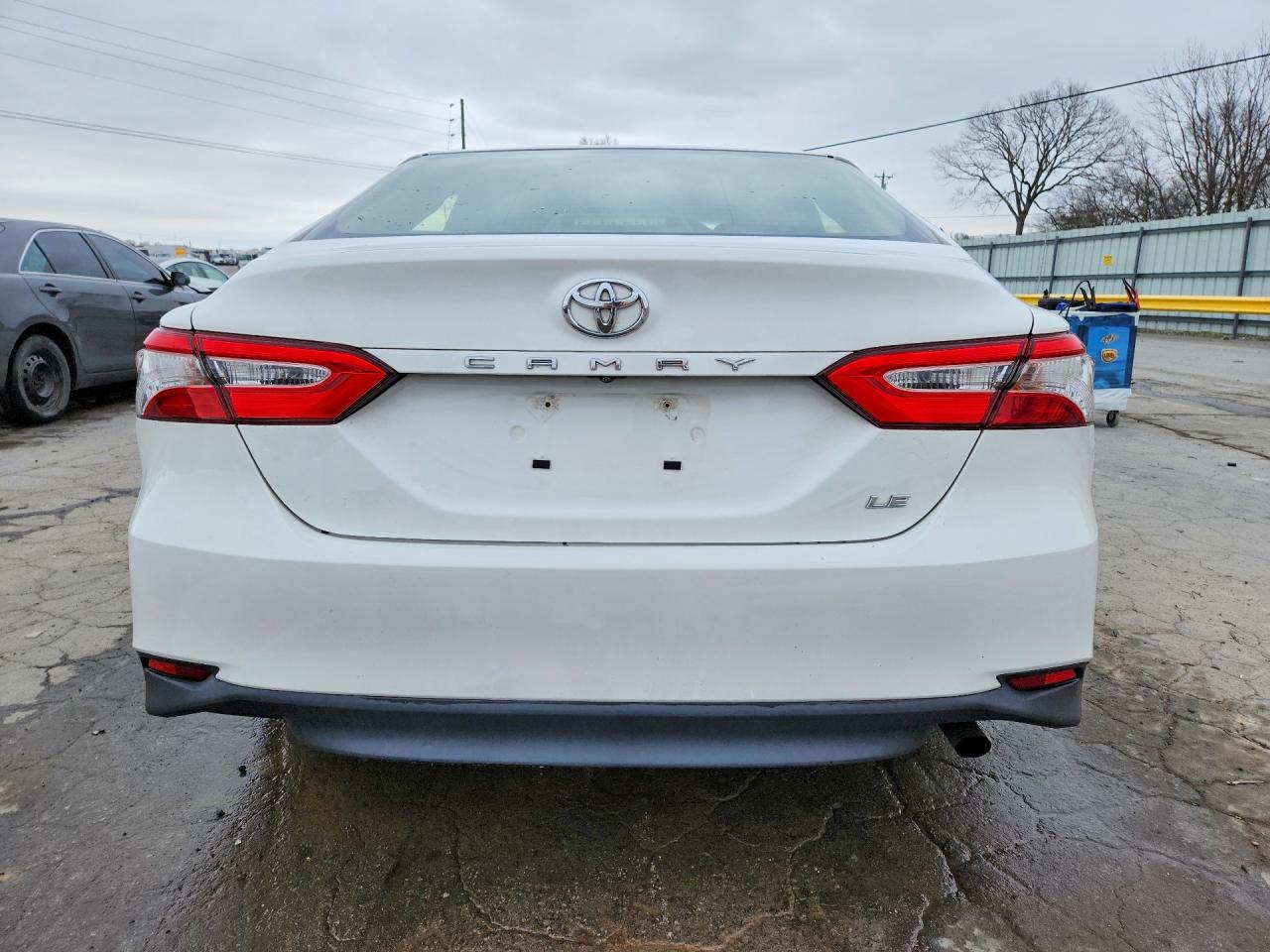 2018 TOYOTA CAMRY LE photo 16