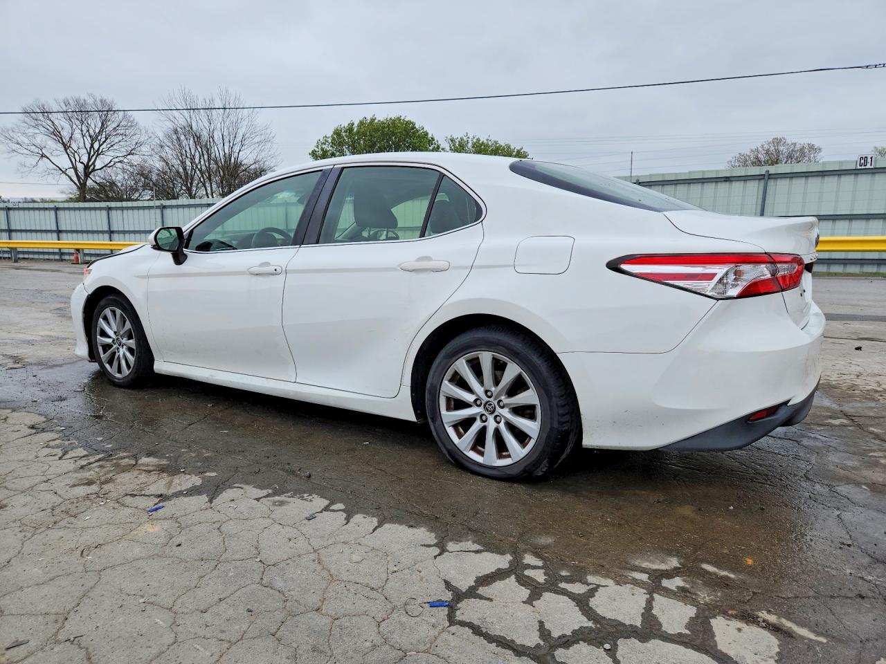 2018 TOYOTA CAMRY LE photo 4