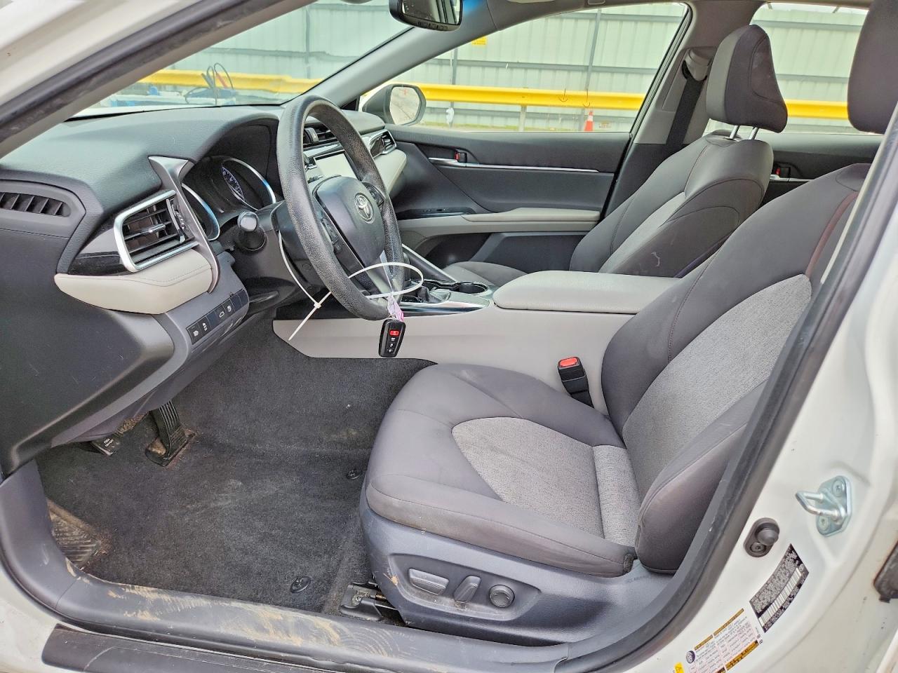 2018 TOYOTA CAMRY LE photo 19