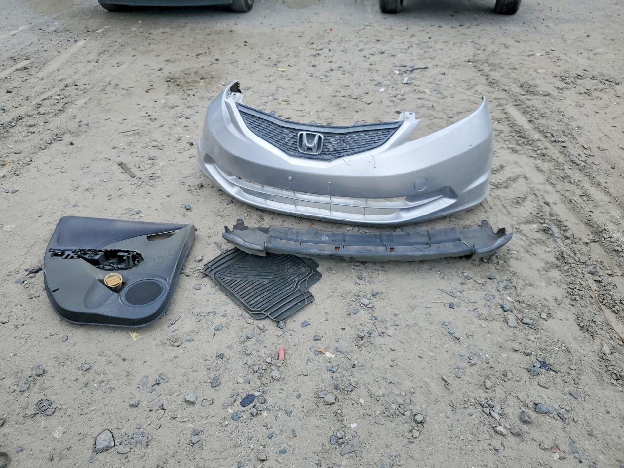 2011 HONDA FIT photo 25