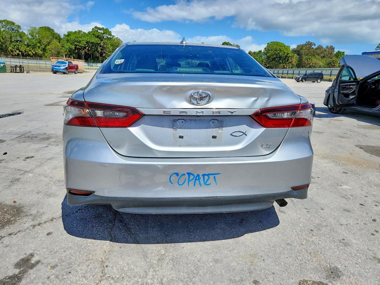 2022 TOYOTA CAMRY LE photo 16
