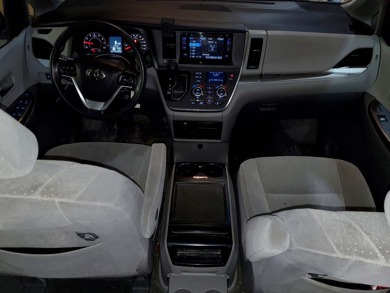 2017 TOYOTA SIENNA LE 7-PASSENGER photo 8