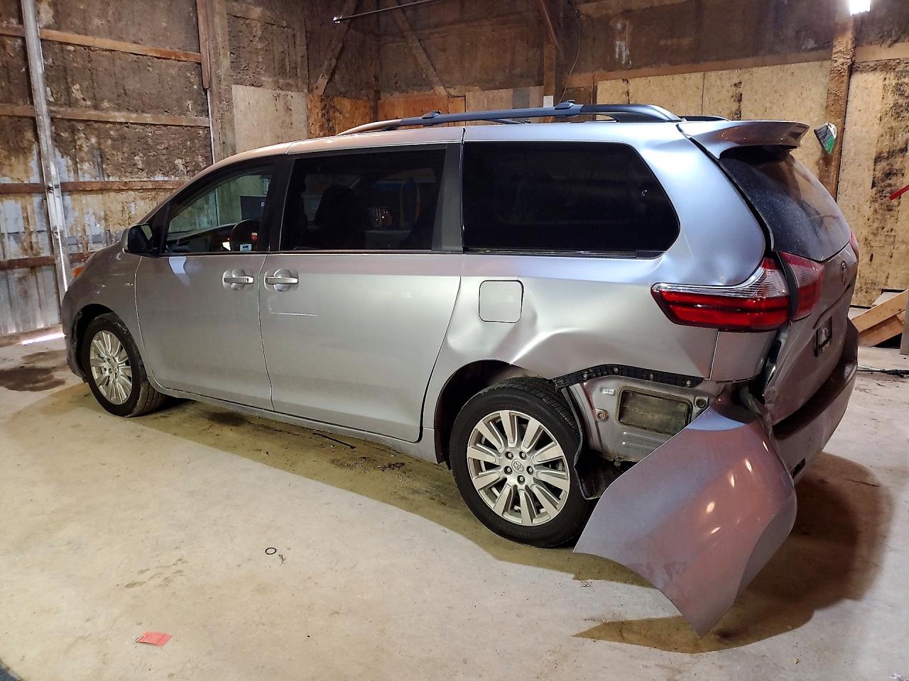 2017 TOYOTA SIENNA LE 7-PASSENGER photo 2