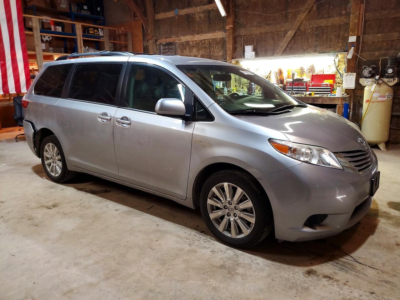 2017 TOYOTA SIENNA LE 7-PASSENGER photo 4
