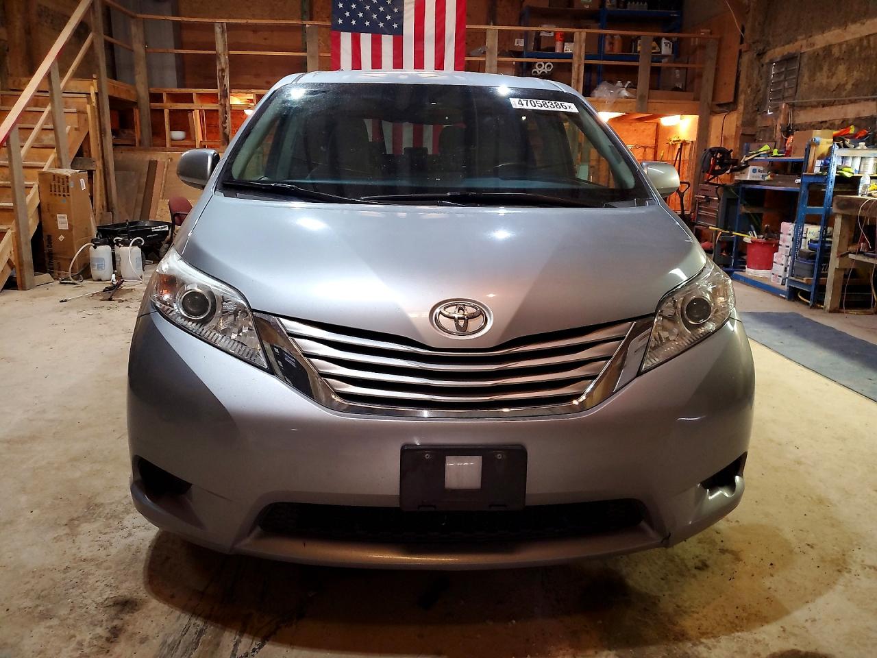 2017 TOYOTA SIENNA LE 7-PASSENGER photo 5