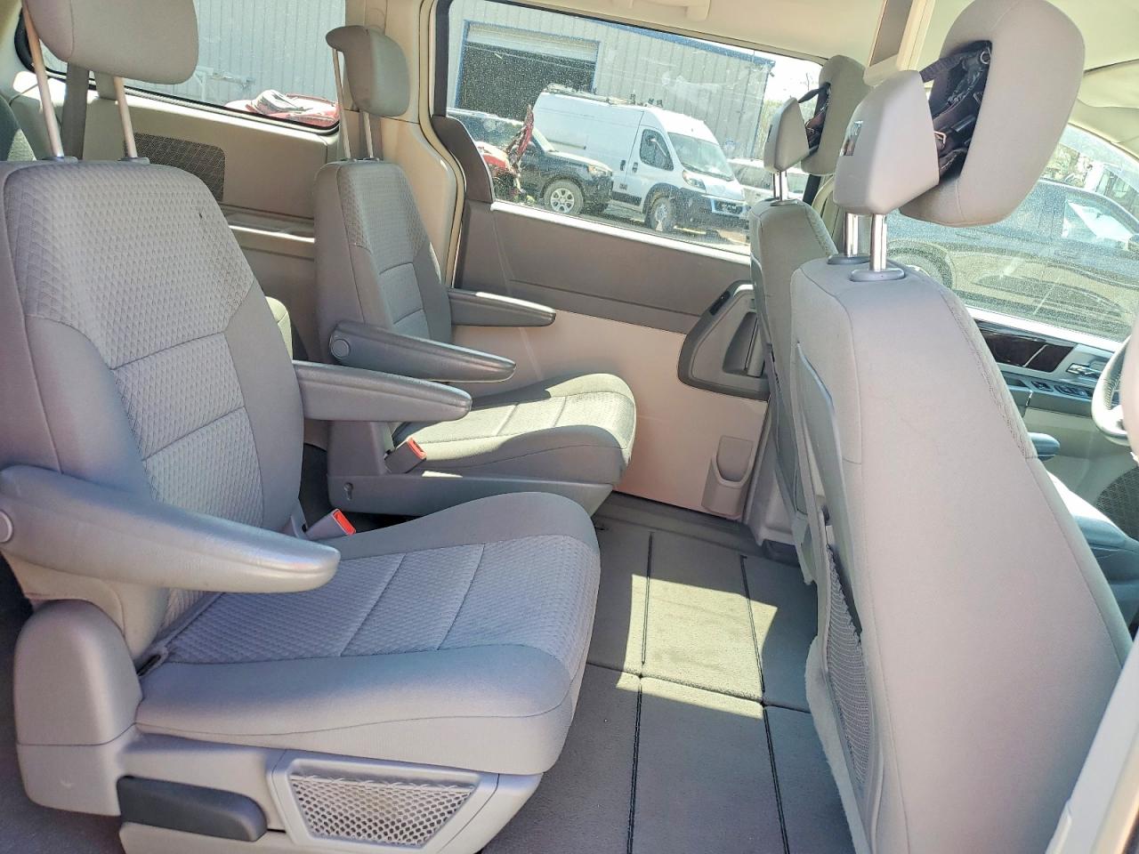 2010 CHRYSLER TOWN & COUNTRY TOURING photo 11