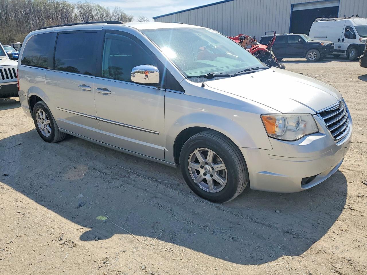 2010 CHRYSLER TOWN & COUNTRY TOURING photo 4