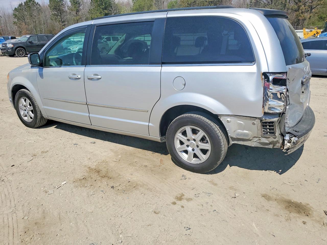 2010 CHRYSLER TOWN & COUNTRY TOURING photo 2