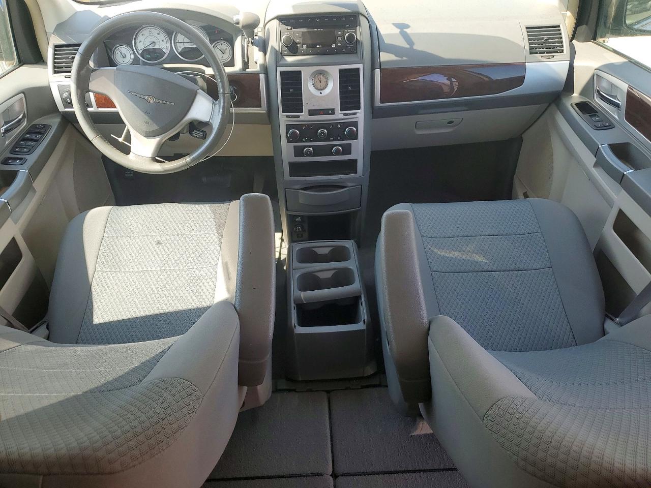 2010 CHRYSLER TOWN & COUNTRY TOURING photo 8