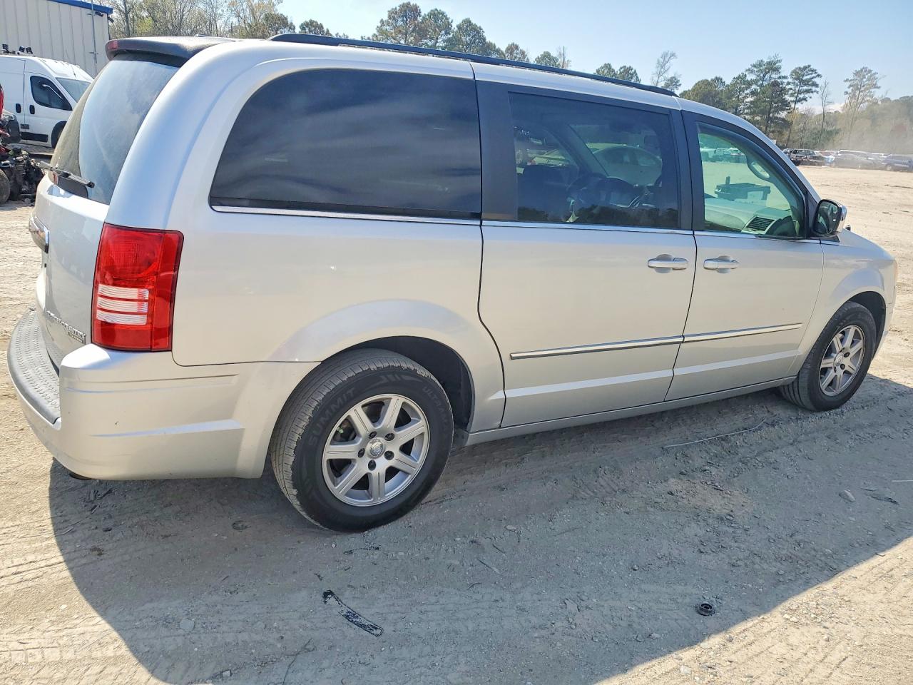 2010 CHRYSLER TOWN & COUNTRY TOURING photo 3