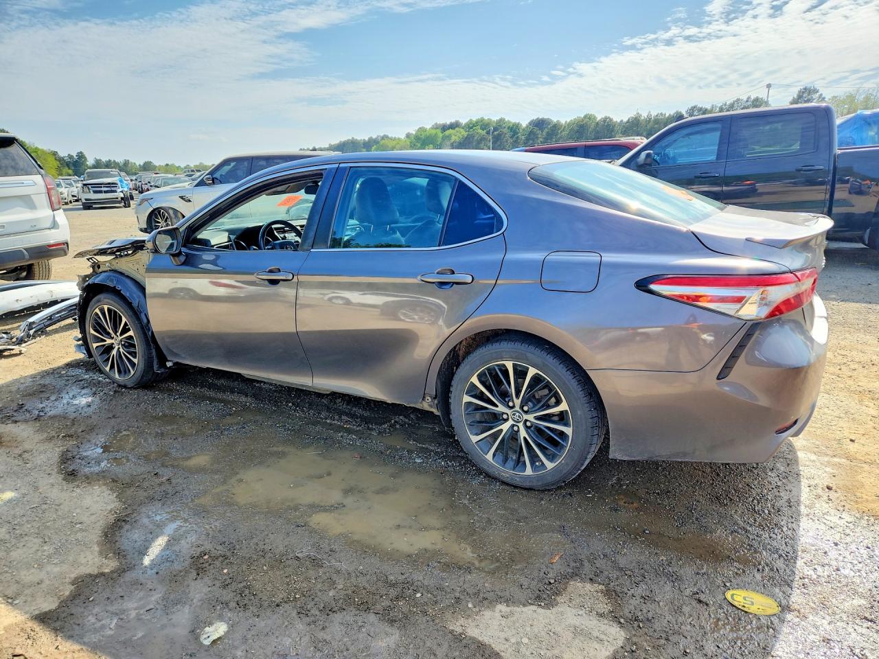2018 TOYOTA CAMRY SE photo 3