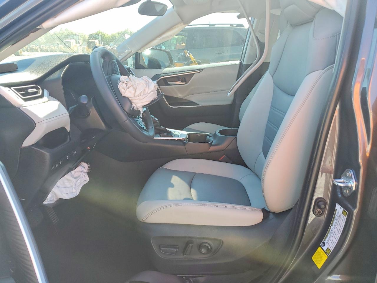 2025 TOYOTA RAV4 XLE PREMIUM photo 13