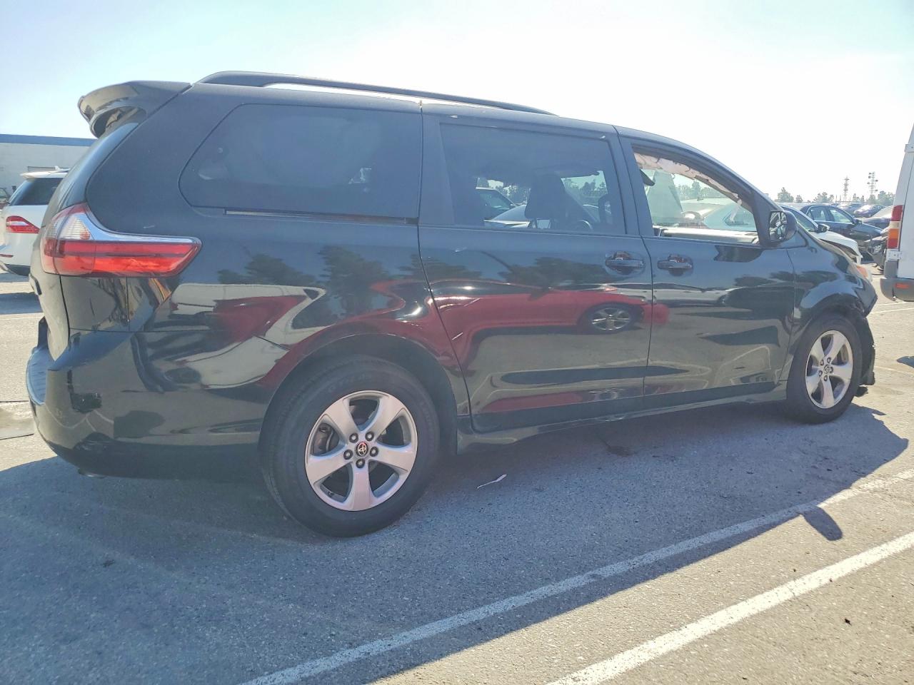2020 TOYOTA SIENNA LE 8-PASSENGER photo 5