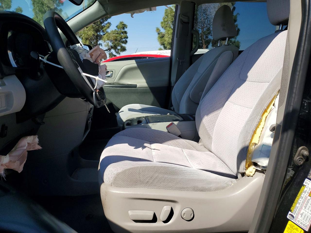 2020 TOYOTA SIENNA LE 8-PASSENGER photo 13
