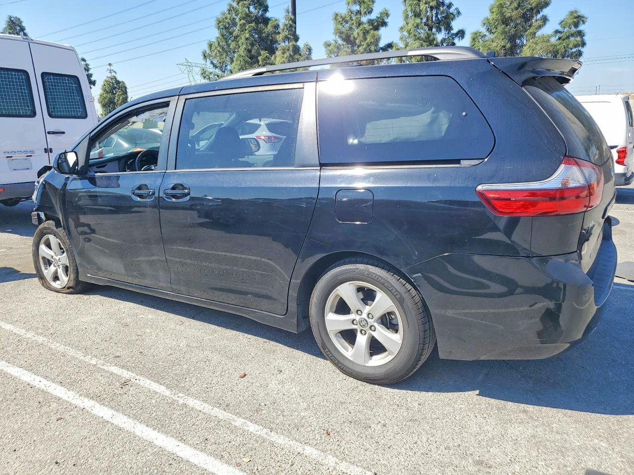 2020 TOYOTA SIENNA LE 8-PASSENGER photo 3