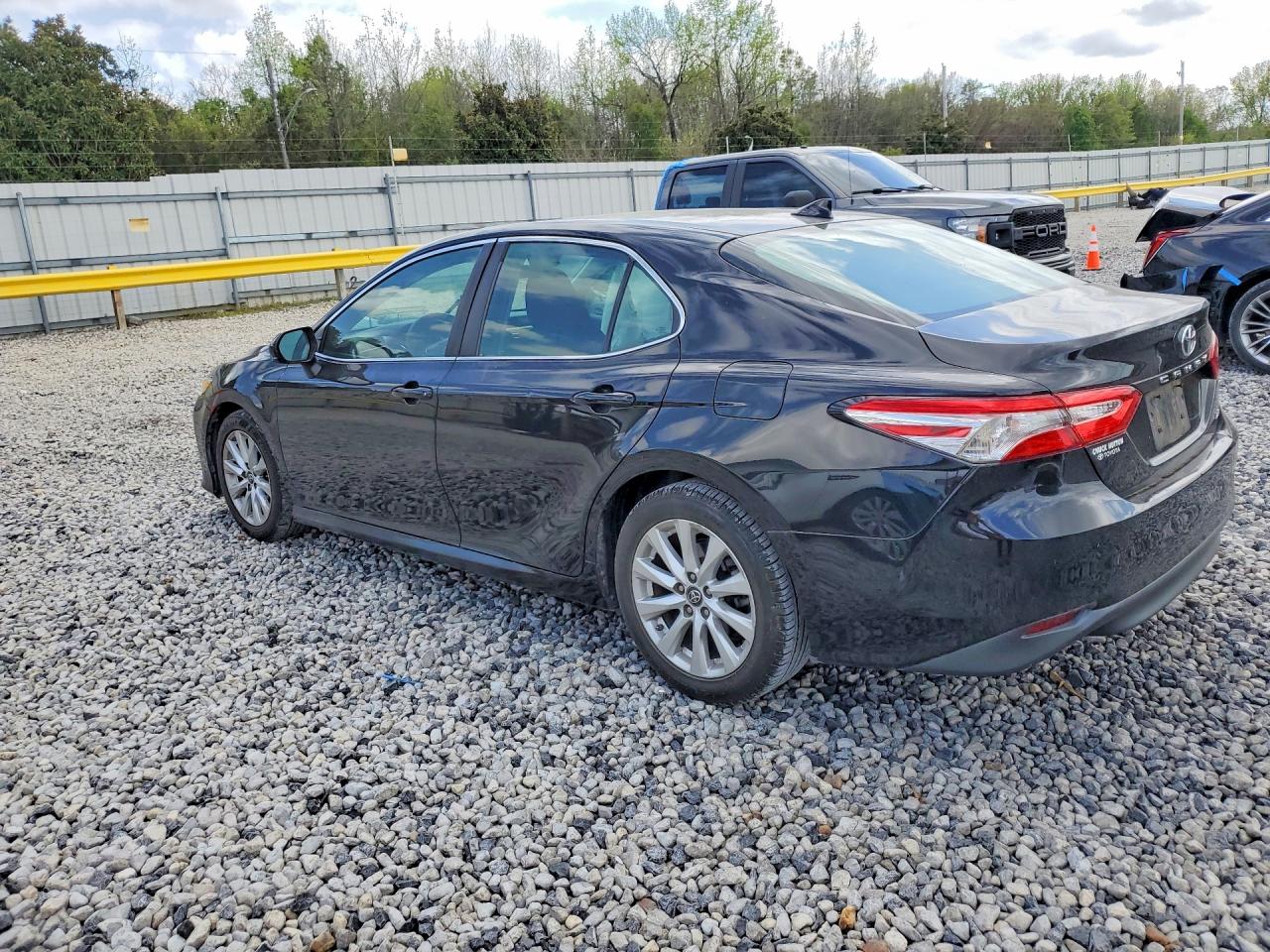 2019 TOYOTA CAMRY photo 2