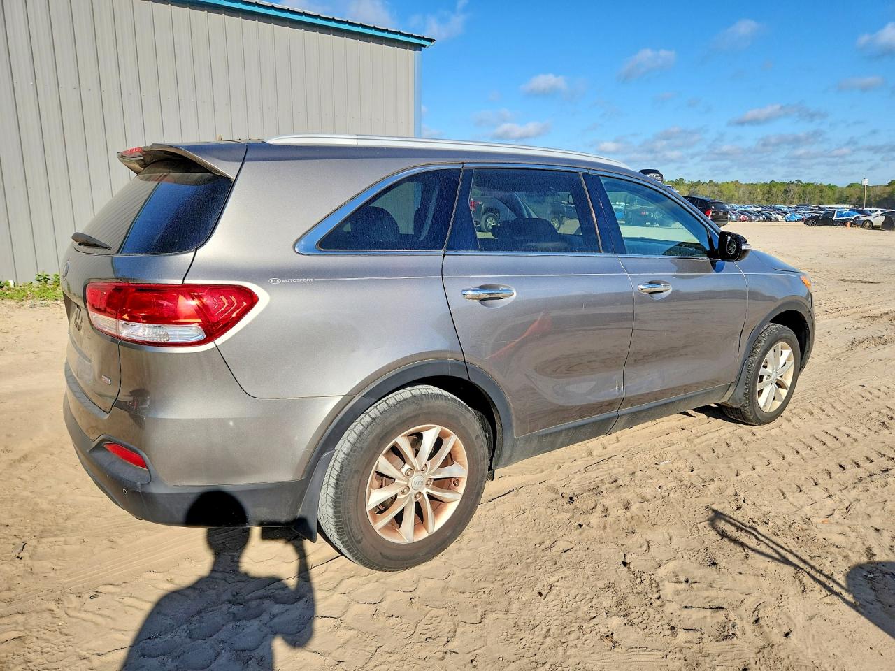 2017 KIA SORENTO LX photo 3